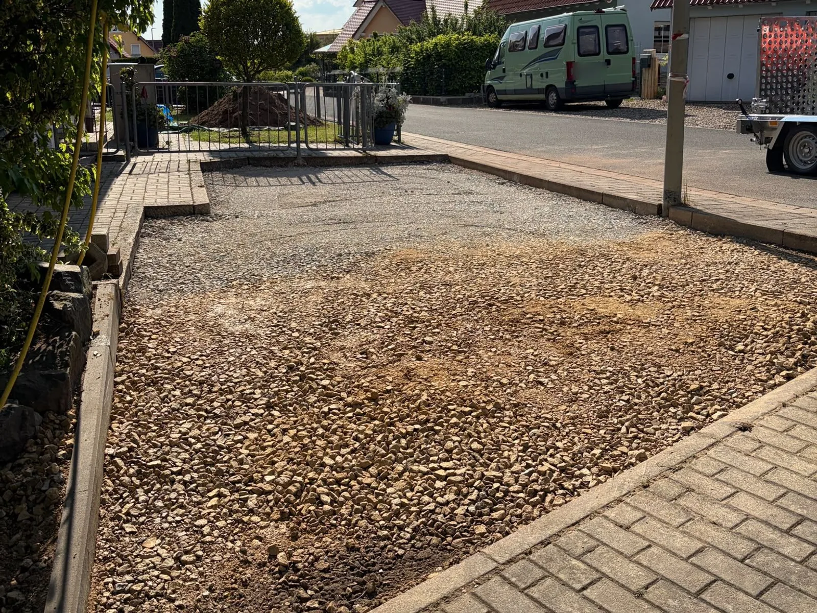 Fertig abgezogenes Schotterbett als Unterbau für eine neue Einfahrt