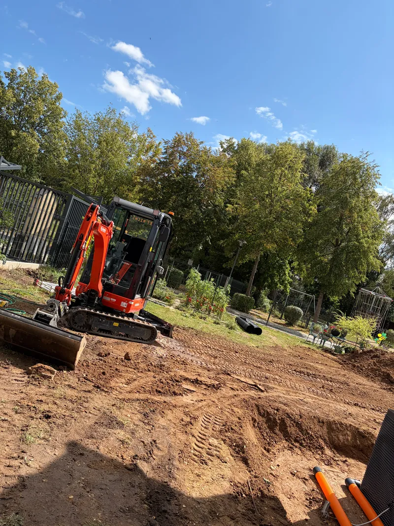 Kubota Minibagger beim Abziehen einer Gartenfläche