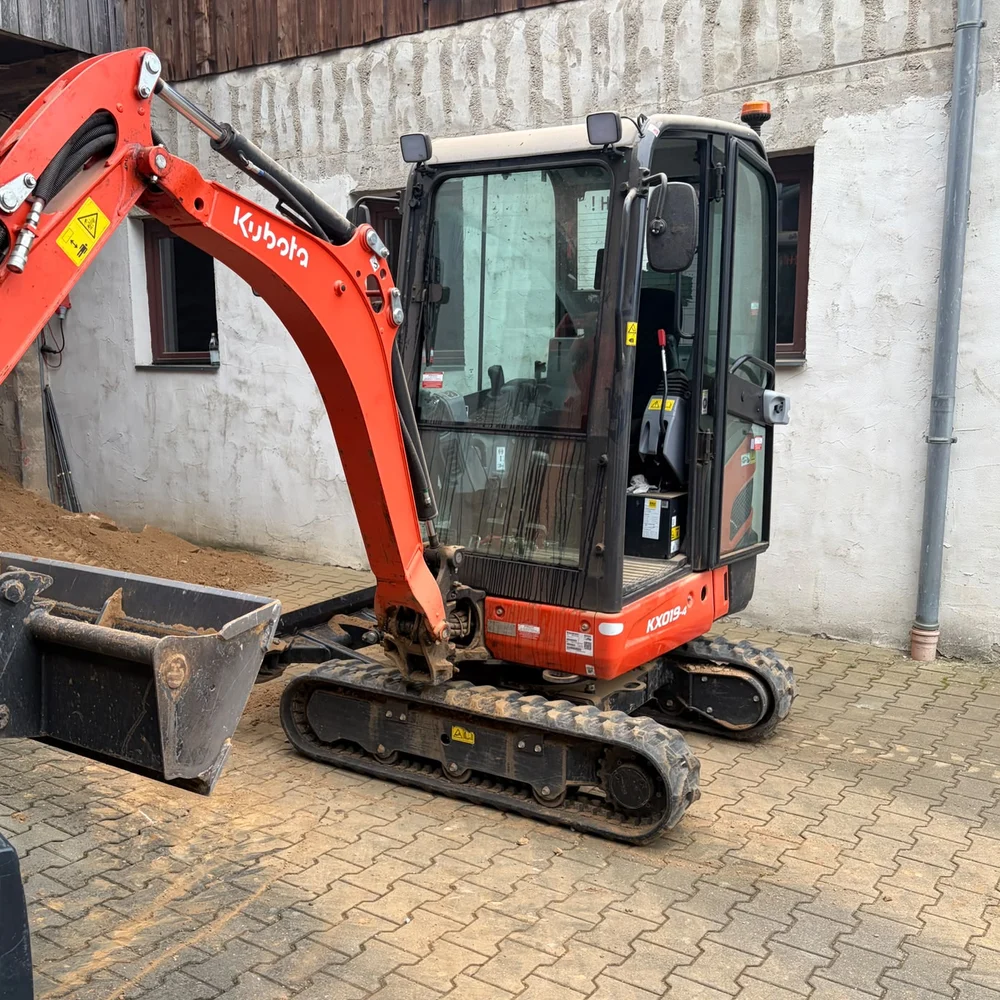 Kubota KX019-4 Minibagger mit Schaufel im Hof in Hirschaid