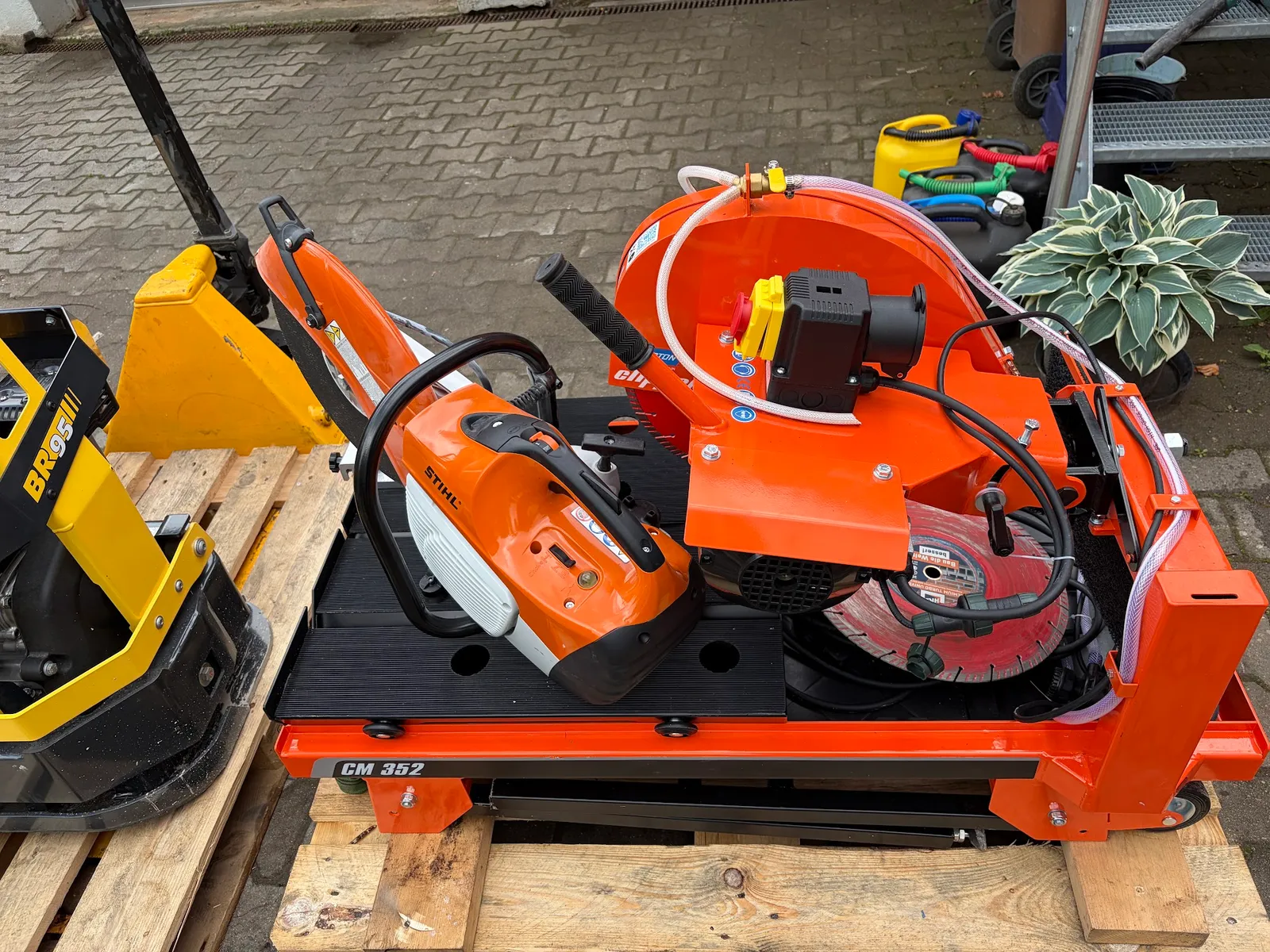 Norton Clipper Steintrennmaschine und Stihl Trennschneider